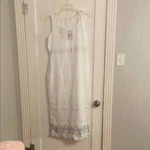 Elegant White Sleeveless Maxi Dress